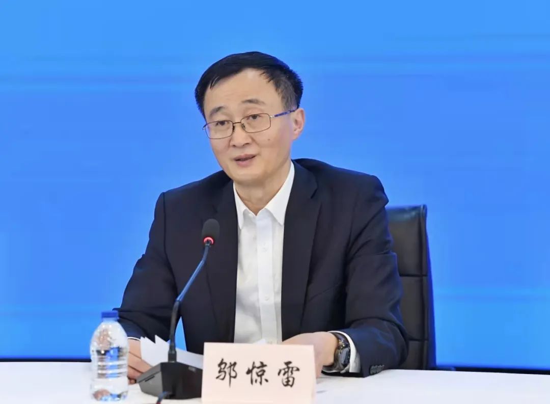 上海疫情严峻引关注，权威回应新冠感染者高发及溯源疑问