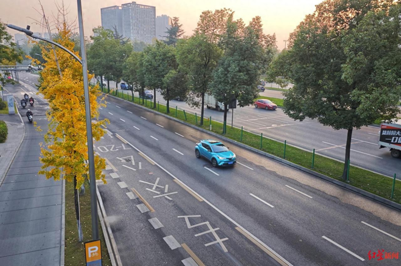 成都三环路非工作日公交道限行取消，拥堵状况有所缓解