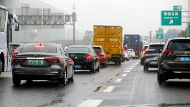 春节临近上海部分离沪道路拥堵，高速交通流量变化需提前规划