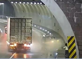 高速客车突发故障，高速交警秒级响应救下车内四人