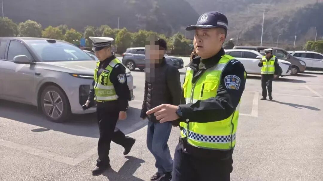 高速交警紧急出动!助家长找回遗落服务区的孩子