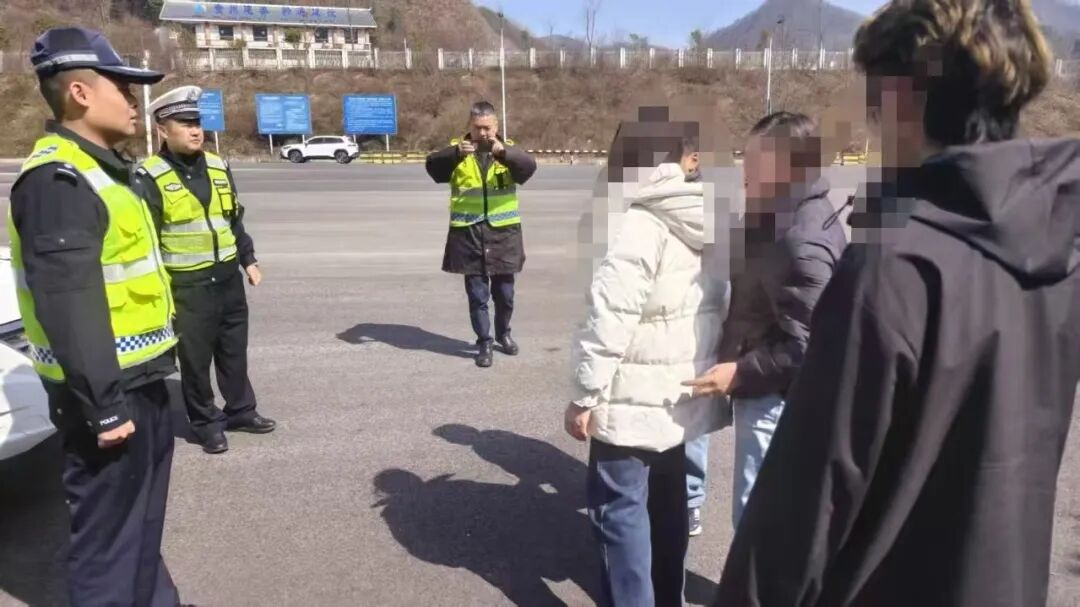 高速交警紧急出动!助家长找回遗落服务区的孩子