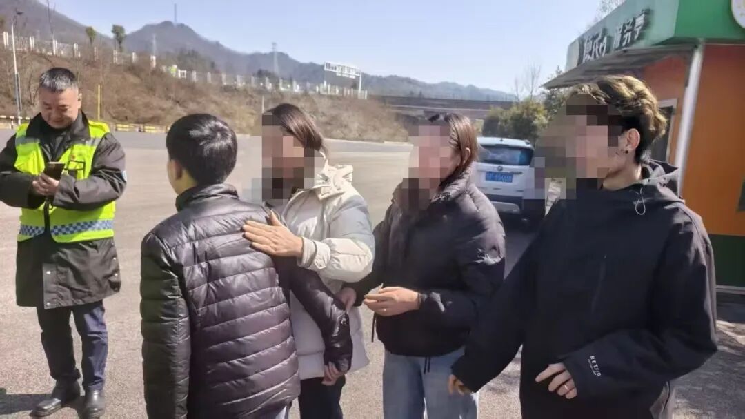 高速交警紧急出动!助家长找回遗落服务区的孩子