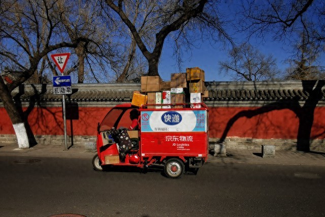 快递停运引热议，偏远地区或因天气暂停，主流路线仍畅通