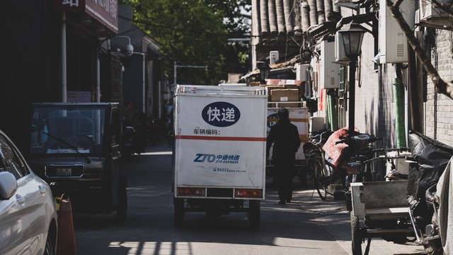 快递停运引热议,偏远地区或因天气暂停,主流路线仍畅通