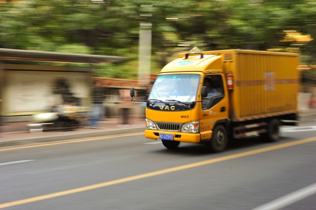 快递停运引热议,偏远地区或因天气暂停,主流路线仍畅通