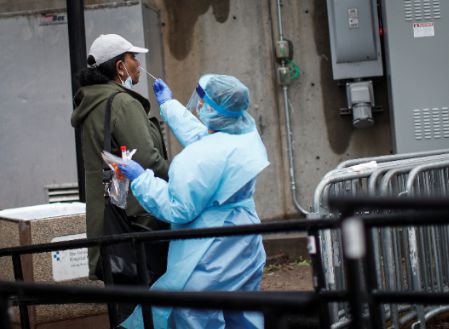 全球疫情蔓延，多国抗疫与反种族主义抗议活动交织