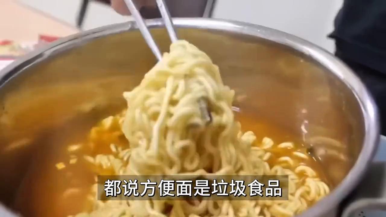 救灾为何总发方便面?因其适配极端环境,吃饱还能暖身心